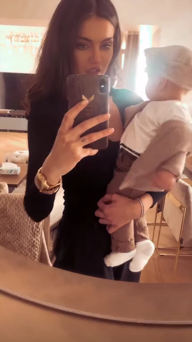 Christina Ich a publicat o filmare adorabilă cu băiețelul ei! Seamănă Noah mai mult cu vedeta sau cu Alexandru Pițurcă?