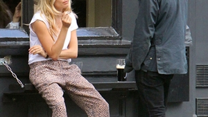 Sienna Miller si amorezul ei au baut si au barfit in strada