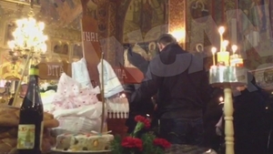 Mama Danielei Gyorfi, slujbă religioasă cu opt preoţi! Vezi imaginea durerii! Artista trece prin momente de groază