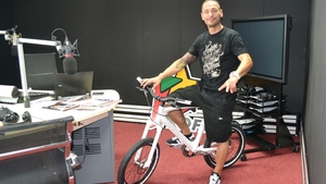 Nu banuiai vreodata ce se intampla in spatele microfonului! George Vintila se da cu bicicleta in studioul radio!