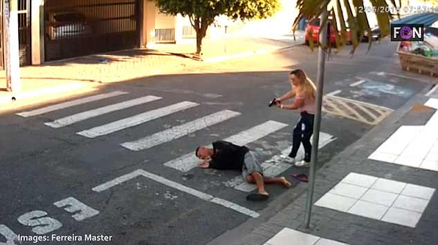 O mamă a ucis un hoț înarmat, care a încercat să jefuiască elevii și părinții aflați în fața unei școli. Imaginile sunt șocante