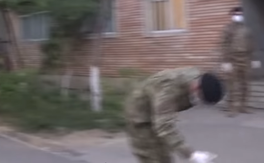 Gest emoționant! Cum au întâmpinat-o militarii din Galați pe asistenta hărțuită de vecini pentru că îngrijește bolnavii de COVID-19 VIDEO