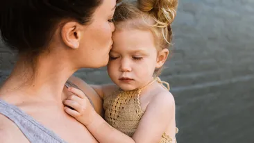 Nu este o greșeală! O femeie a aflat că este atât mama, cât și... unchiul fiicei ei! Cum e posibil așa ceva