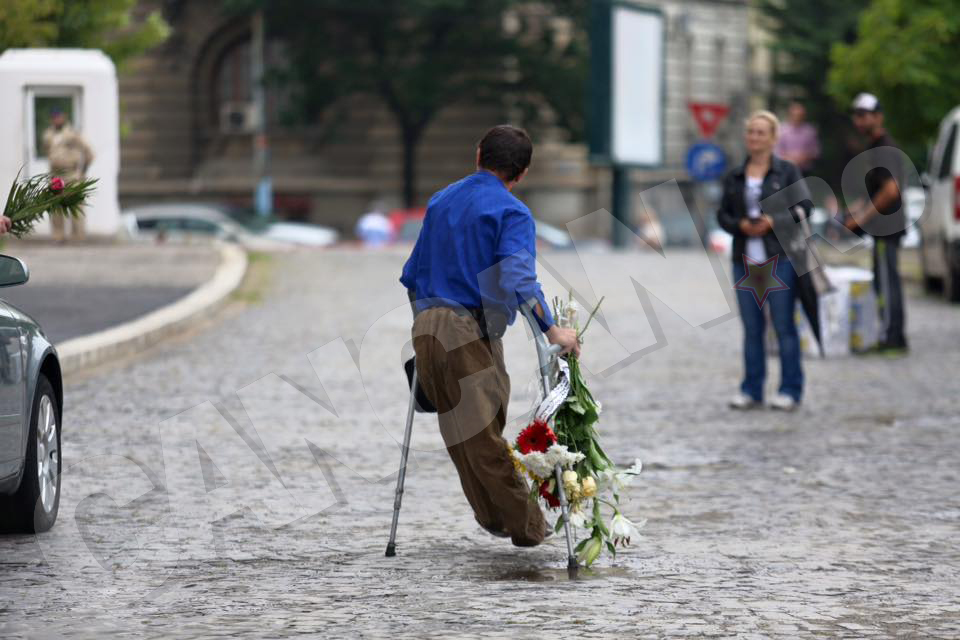 FOTO! MARIN MORARU a fost înmormântat miercuri. Soţia maestrului a scris pe coroană un mesaj dureros