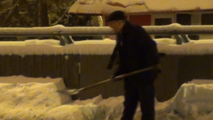 O sa iti planga sufletul cand vei vedea ce face acest batranel! Cu ce le-a dat fostul profesor universitar clasa tuturor! VIDEO