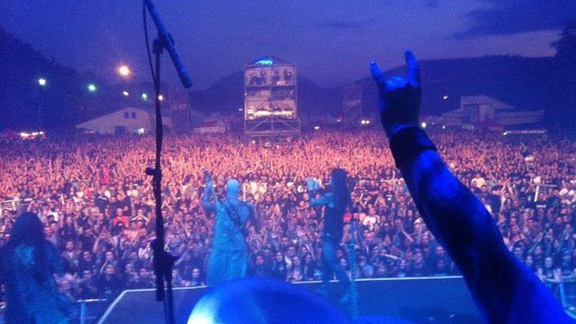 Rockerii au invadat Bucurestiul in acest weekend! Norvegienii de la Dimmu Borgir, incantati de public: "Multumim, Romania, a fost un concert exploziv"