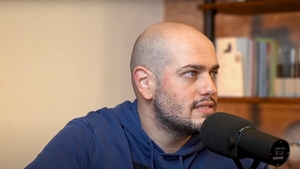 BRomania, pus cu botul pe labe de iubită. Incredibil i-a făcut Daniela regizorului filmului „Teambuilding”