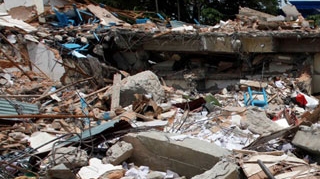 Peste 900 de persoane au fost scoase de sub daramaturi, in viata dupa cutremurul din China
