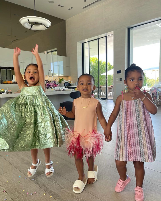 Kim Kardashian, gafă uriașă de ziua surorii sale. Amuzată, Kourtney Kardashian a publicat imaginile rușinoase | FOTO