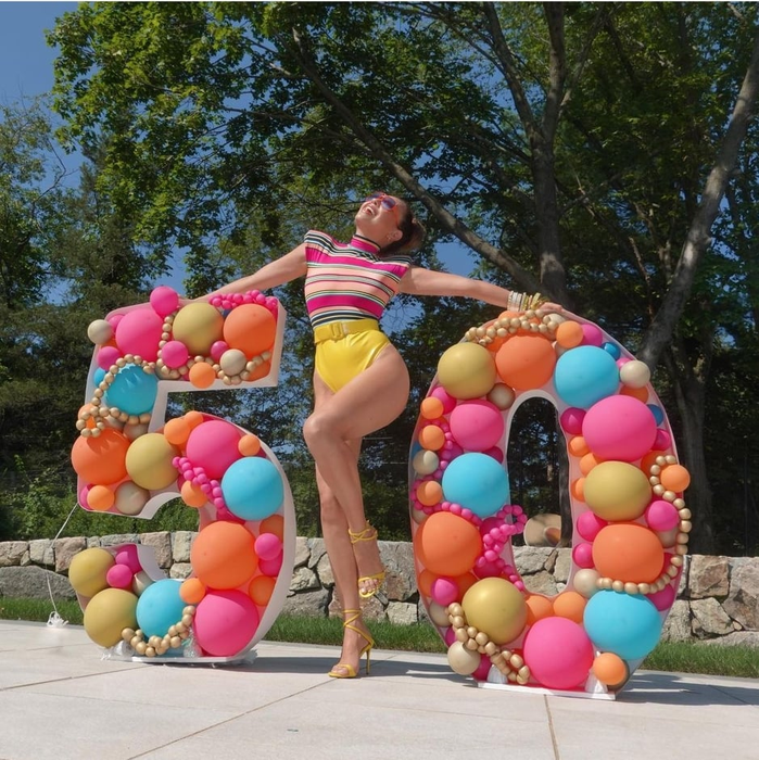 Thalia, în costum de baie la 50 de ani! Artista și-a serbat ziua de naștere la piscină
