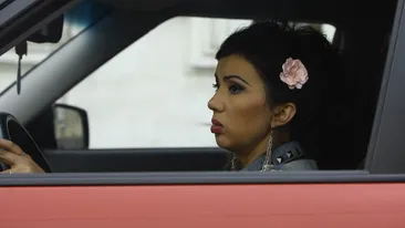 S-a lasat si s-a apucat de fumat, cam tot de atatea ori de cate a divortat! Adriana Bahmuteanu pufaie pe ascuns!