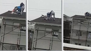 Scene tragi-comice! Trei muncitori beți, pe acoperișul unei case de lângă Timișoara