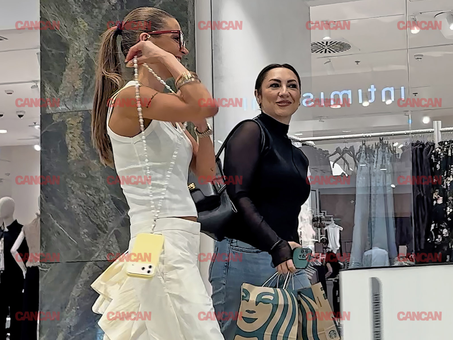 Andra și mămicile prietenelor fiicei sale, Eva, la mall