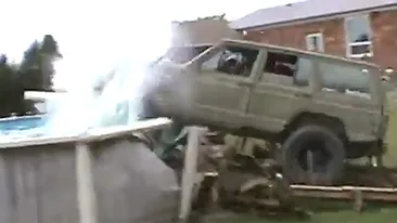 VIDEO Au sarit cu o masina de teren in mijlocul unei piscine! Trebuie sa vezi ce au facut ca sa-si scoata autovehiculul