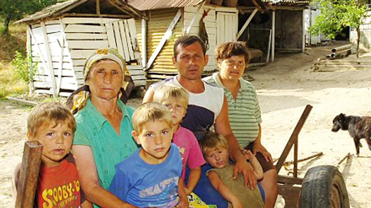 Mama baiatului care a zburat agatat de roata unui avion este mandra de fiul ei: este prima persoana din sat care a mers in alta tara