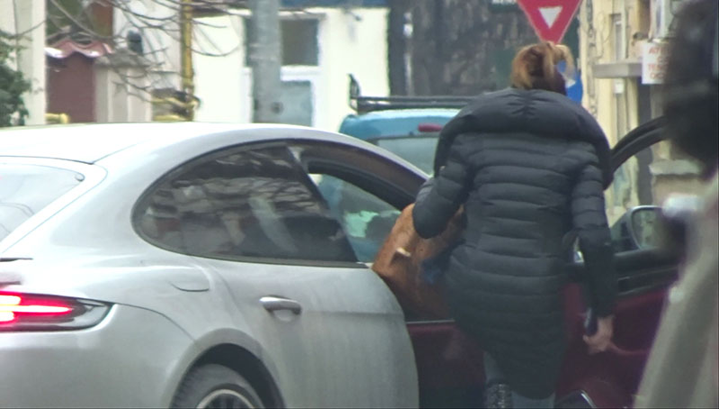 Iubita lui Alexandru Vlădescu intră în mașină