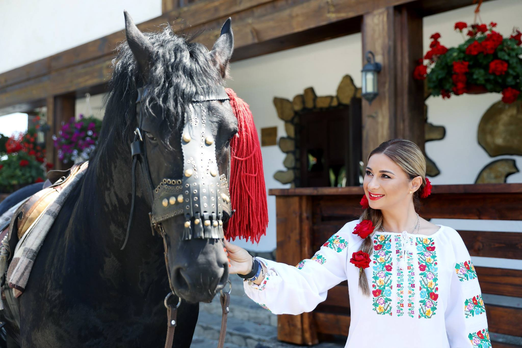 Anamaria Prodan, prezentatoarea emisiunii "Gospodar fără pereche", i-a ajutat pe Marcela şi Marin Cazan să aprindă flacăra iubirii