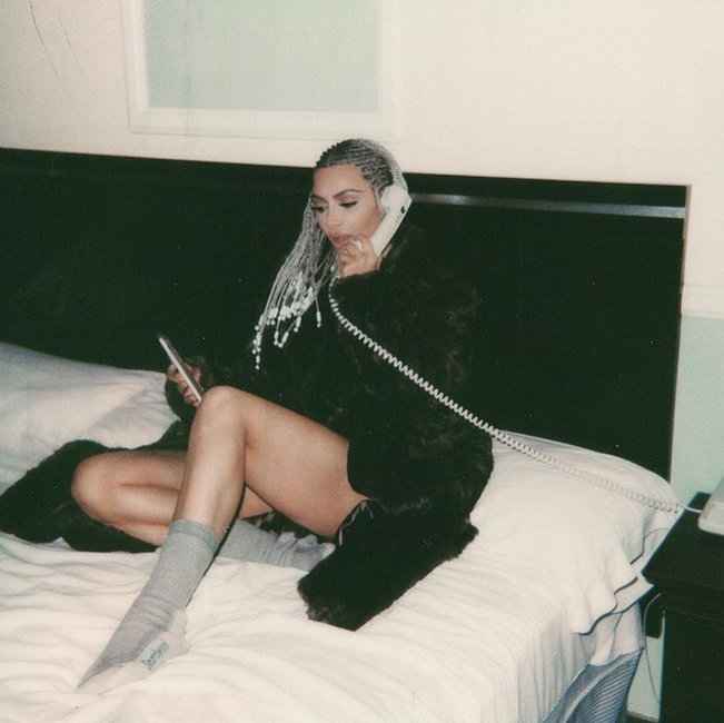 Kim Kardashian a pozat topless! Poziţiile în care stă i-a înnebunit pe bărbaţi. Detaliul inestetic de pe posteriorul bombat