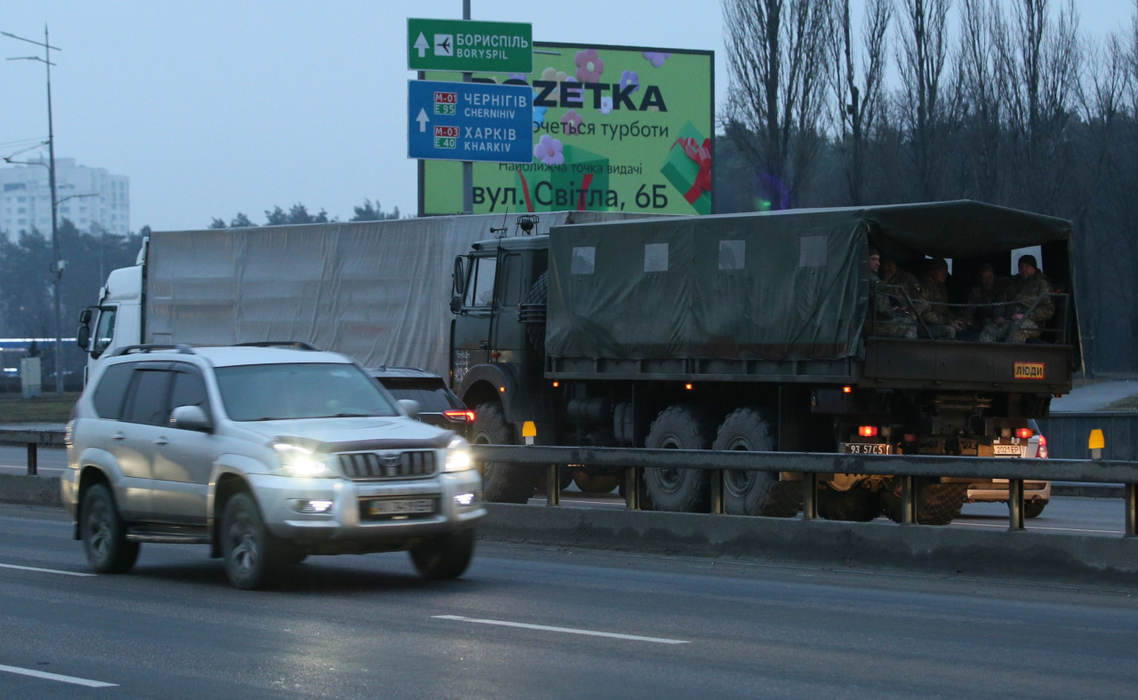 Militari ucraineni, în spatele unui camion militar în Kiev, Ucraina. (Sursa foto: profimedia.ro)