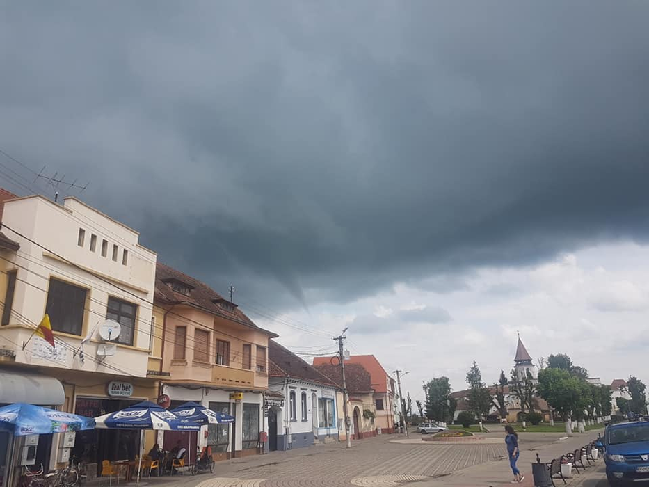 Imagini inedite cu o tornadă în formare, surprinse în județul Brașov