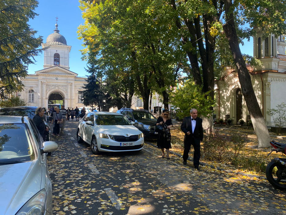 Alexandru Arșinel a fost înmormântat în cimitirul Bellu, duminică, în jurul prânzului. A fost condus pe ultimul drum de peste 200 de oamani (Foto: CANCAN.RO)