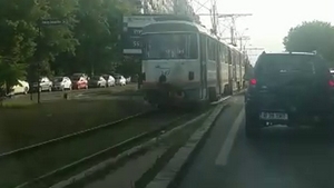 Au gasit o metoda inedita sa mearga gratis cu tramvaiul! Atentie, isi pun viata in pericol in fiecare secunda!