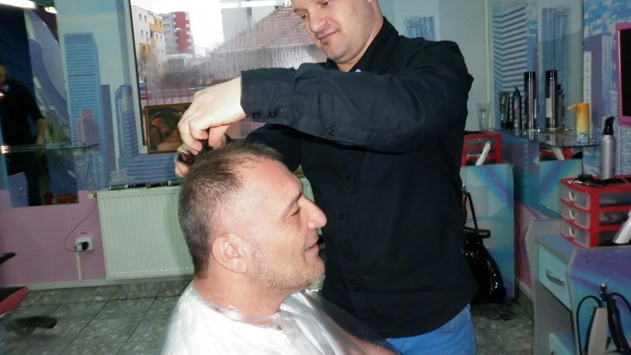 Frizerul piroman de la Românii au talent este stilistul lui Nelson Mondialu'! Nu o să-ţi vină să crezi cum îl tunde cu flacăra!