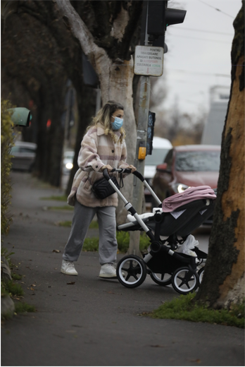 Alina Laufer a ieșit la plimbare cu gemenii de nouă luni