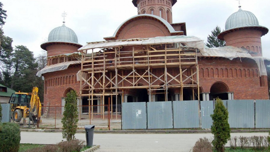 Înmormântarea Reginei Ana grăbeşte asfaltarea la Curtea de Argeş!