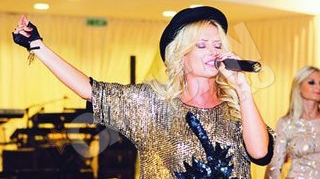Delia Matache i-a cantat unei fetite de doua luni