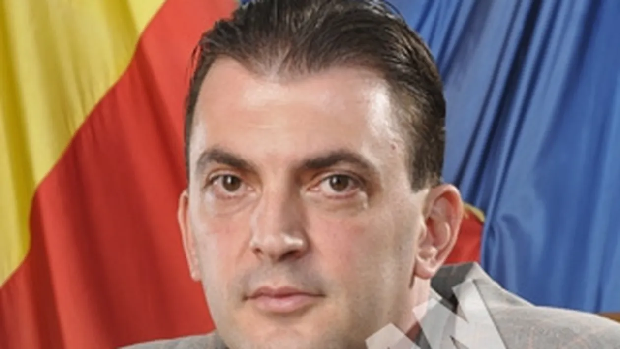 Liberalii au iesit la deszapezire! Au pus mana pe lopeti si au curatat statiile de autobuz si de tramvai din sectorul 6