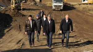 Marcel Ciolacu verifică lucrările la refacerea drumurilor din Galați. „Se muncește într-un ritm bun și stadiul lucrării este AVANSAT”