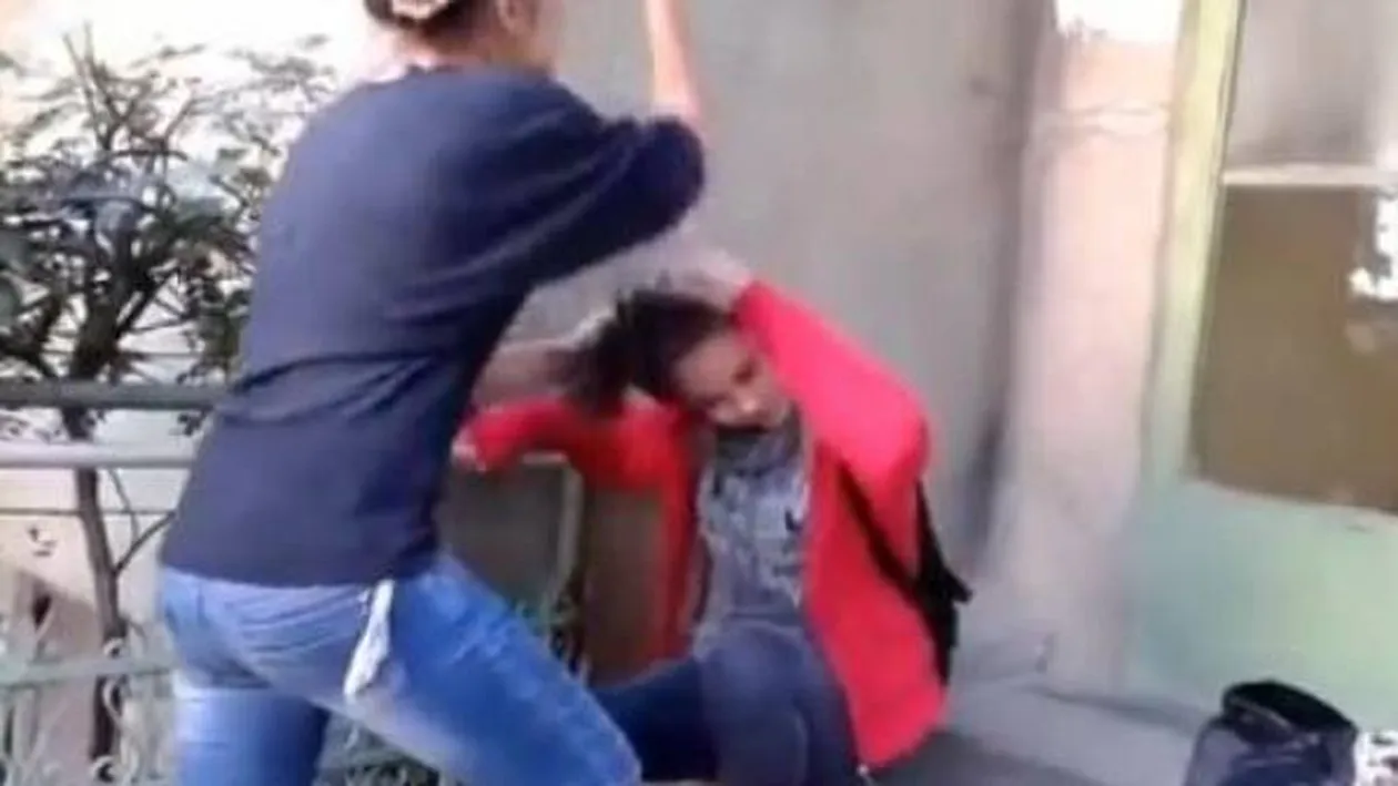 Mama bătăușă nu se mai poate opri! După ce și-a lovit crunt copilul de 10 ani, a trecut la femeile din sat! A umplut-o de sânge, din gelozie