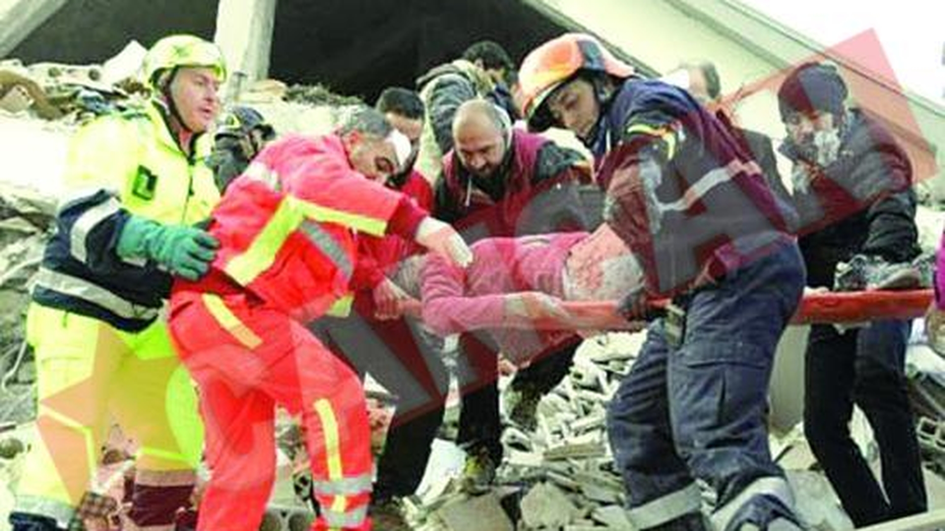 Loviti noaptea de un cutremur devastator