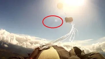 A fost la un pas sa fie lovit de un METEORIT, imediat dupa ce si-a deschis parasuta! A innebunit cand a vazut imaginile astea
