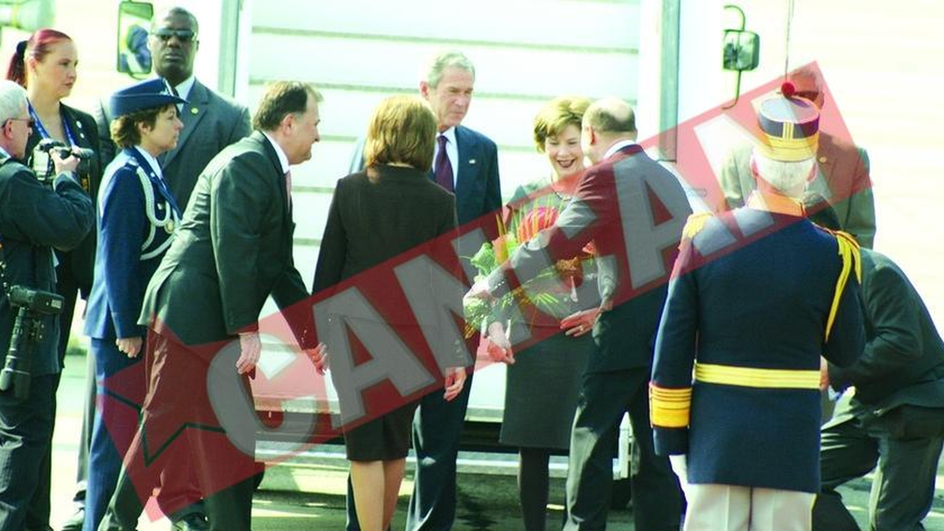 I-au inchis gura lui Bush