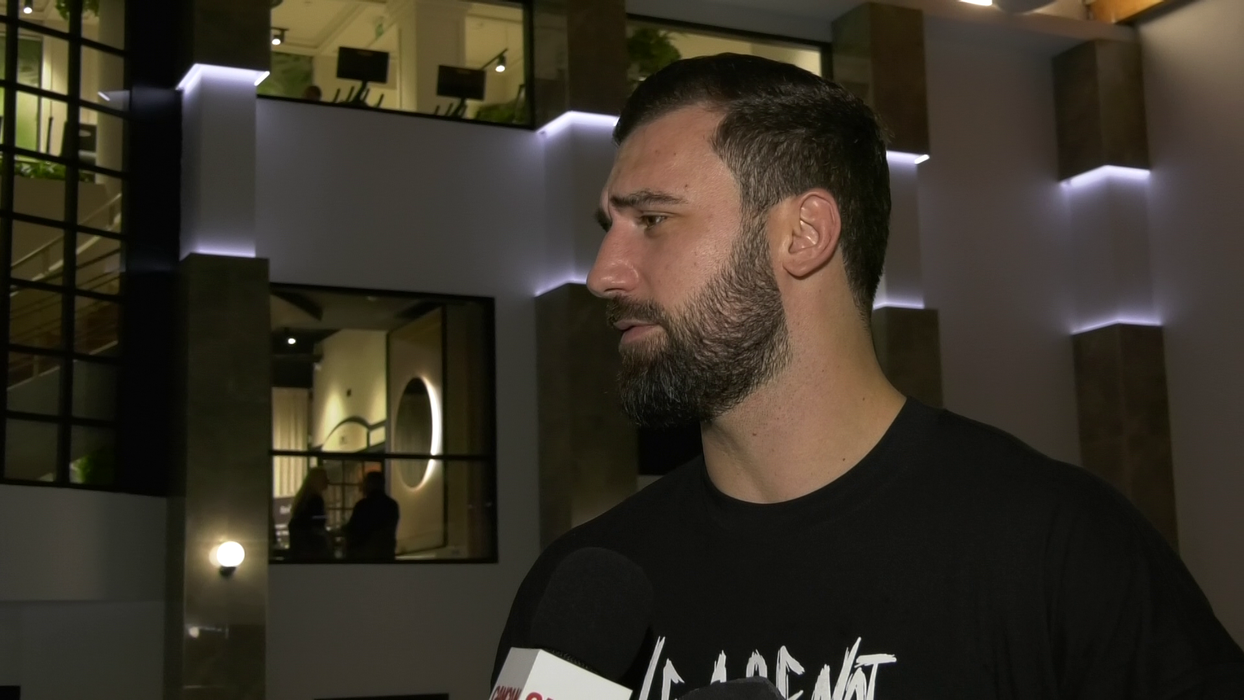 Andrei Stoica: "Maturizarea vine odată cu responsabilizarea și anume când ai copii acasă. Te responsabilizează fără să vrei și te maturizează.

Când ai trei copii acasă care urlă că vor tricoul ăla, treningul ăla, că vor penarul celălalt, «Andrei, tată, nu mai e loc de copilării, du-te, muncește, intră în ring și fă treabă!»"
