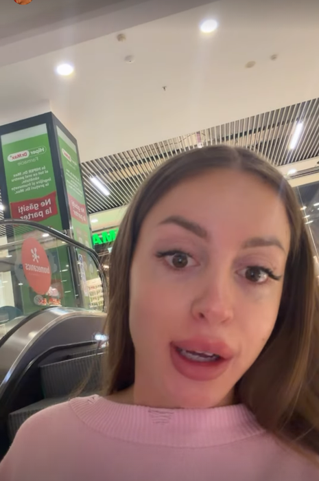 Claudia Ion purtând același pulover ca la plimbarea romantică alături de ispita pilot, Eduard Vlădescu. Sursa foto: Instagram