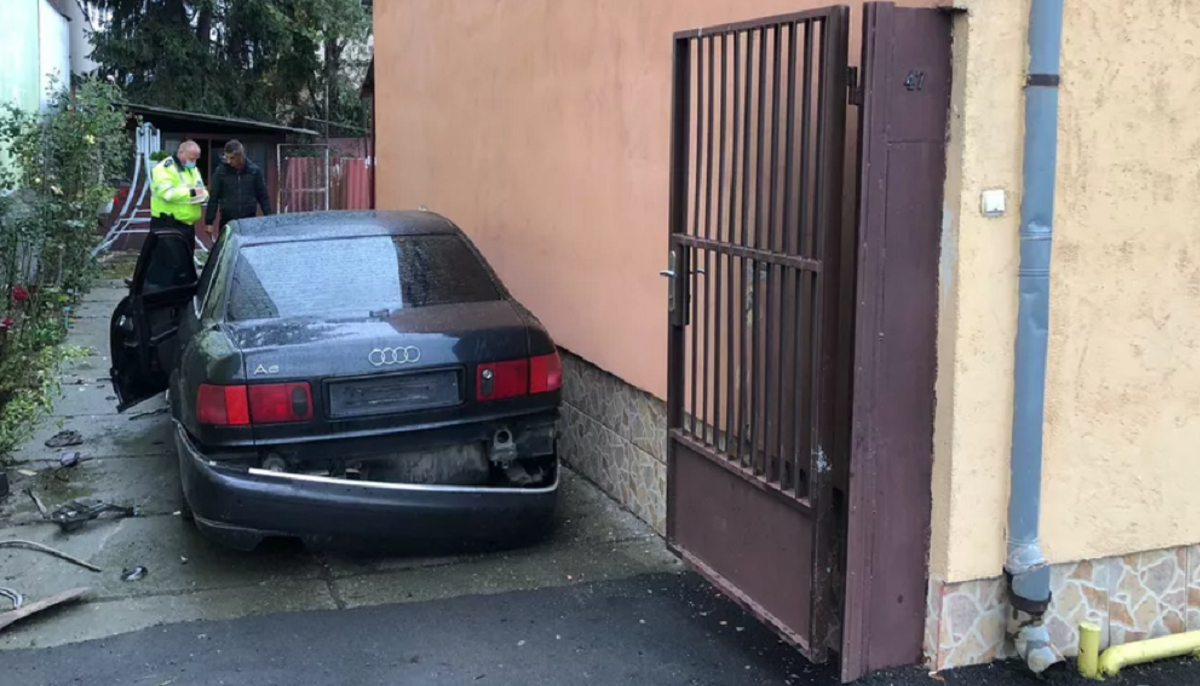 Caz șocant în Arad! O bătrână s-a trezit cu o mașină avariată în curtea casei. Șoferul este căutat de poliție