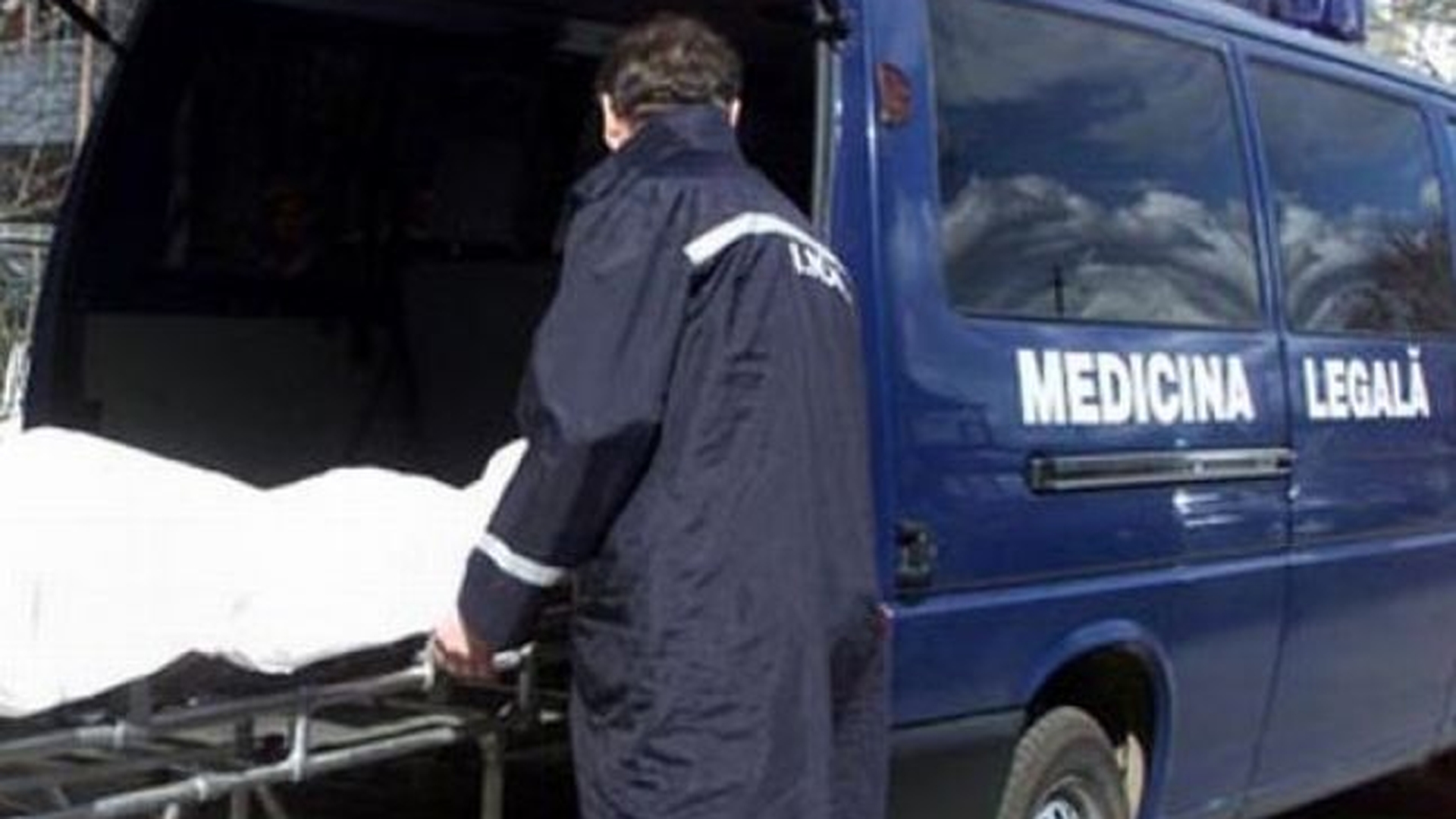 Cadavrul unui bebeluş, descoperit în scara unui bloc din Petroșani