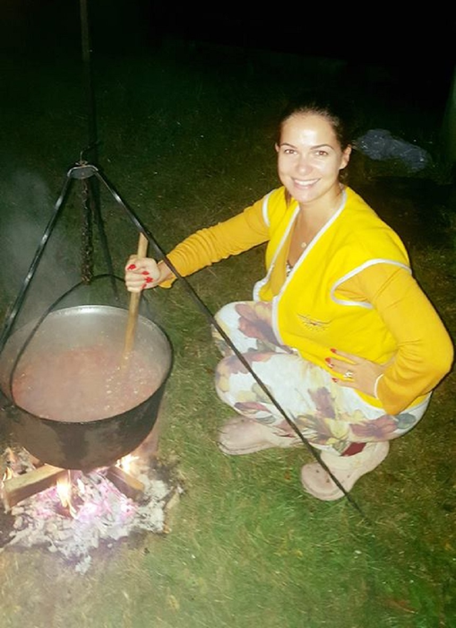 Deea Maxer le-a arătat tuturor cum şi-a cucerit soţul. A intrat în bucătărie, s-a pus pe treabă şi… Puţine femei sunt capabile să facă aşa ceva