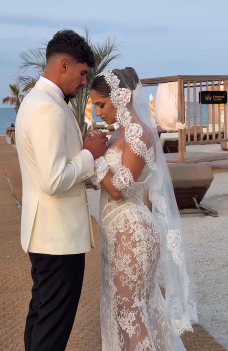 Ioana, rochie de mireasă îndrăzneață! Toți invitații s-au uitat lung la soția lui Florinel Coman