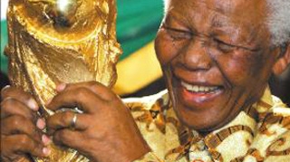 Nelson Mandela si sotia sa au participat la ceremonia de inchidere a Campionatului Mondial din Africa de Sud!