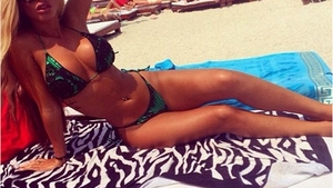 LOREDANA CHIVU şi-a etalat silicoanele la Mamaia! Sutienul, prea mic ca să acopere tot