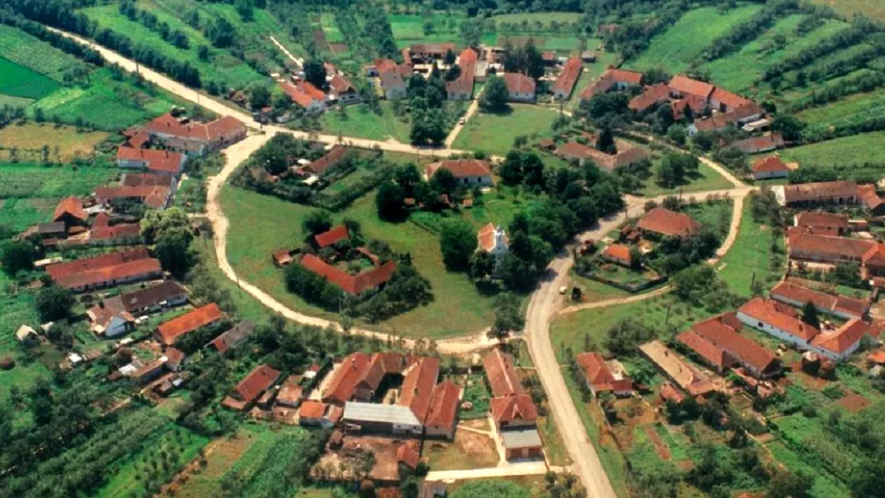 ”Comoara” ascunsă din Banat. Singurul sat circular din România care a fost declarat monument istoric ascunde o poveste fascinantă