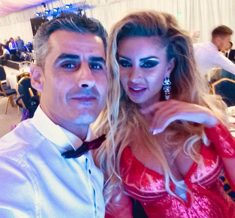Caricaturistul, în compania Roxanei Vașniuc