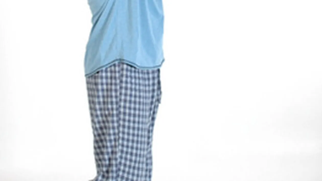 O somnambula a cazut de la etajul trei pe capota masinii personale! Mai tarziu, s-a trezit pe canapeaua vecinului!