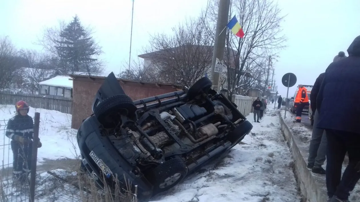 Accident violent pe DN6! Trei oameni au fost răniți, după ce mașina în care erau s-a răsturnat