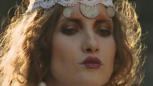 Conflict mocnit intre fashionistele Iulia Albu si Carmen Negoita. Se evita si refuza sa se salute, la evenimente
