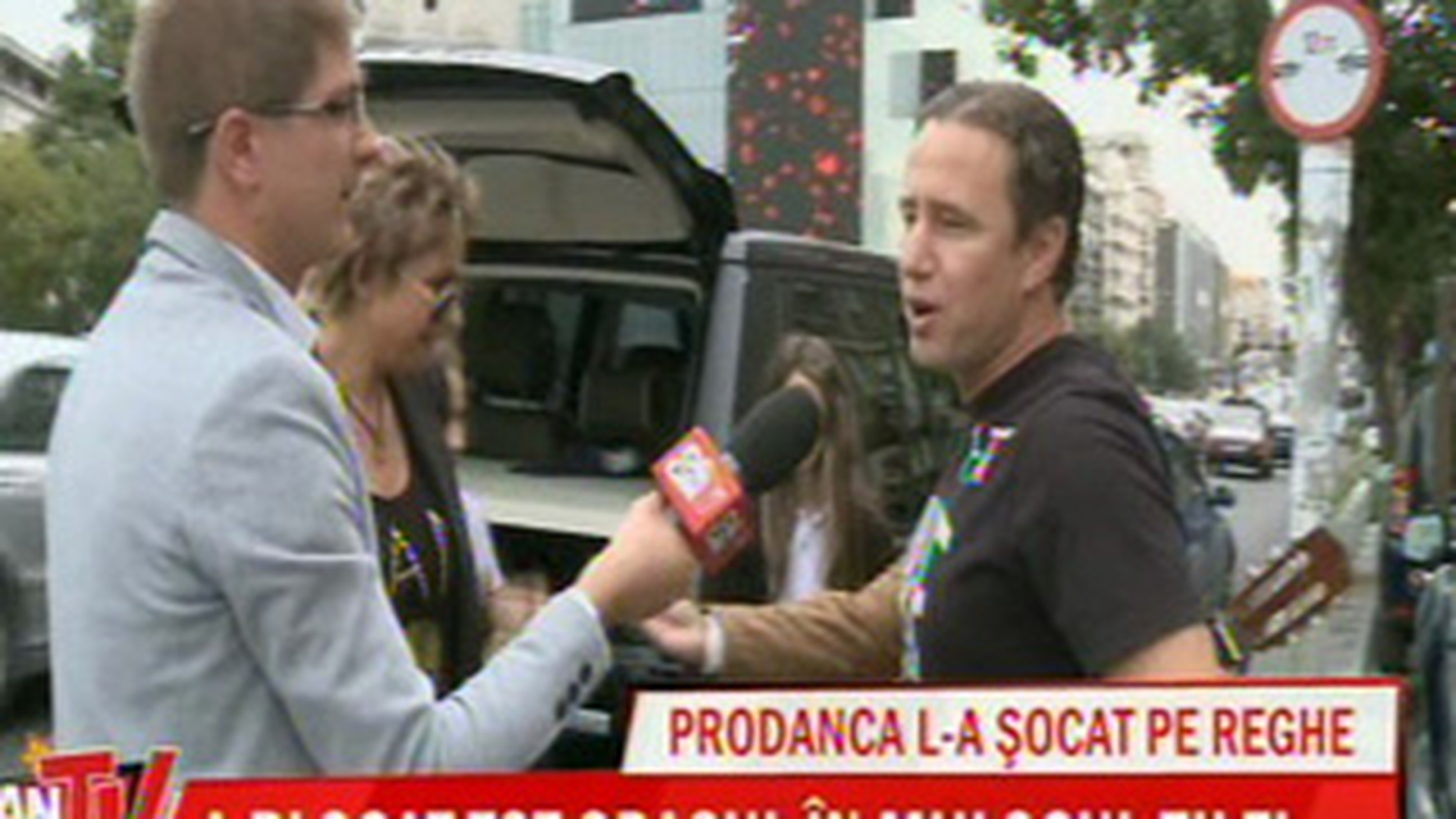 Anamaria Prodan a blocat centrul Bucurestiului pentru a-i face o surpriza lui Reghe de ziua lui! Gigel Frone i-a cantat imnul Stelei la chitara! Vezi aici ce fata a facut antrenorul cand a vazut minunea